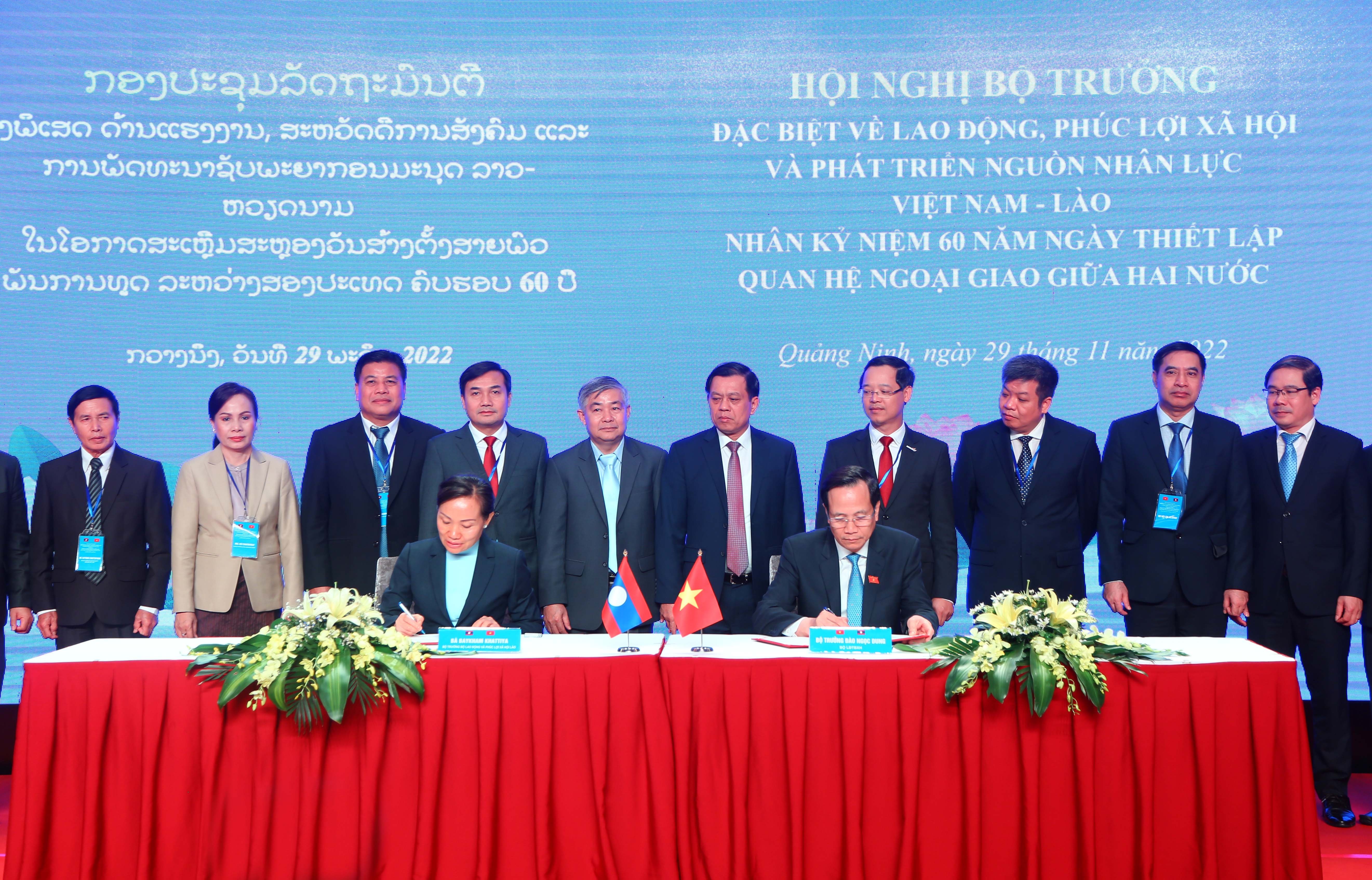 Bộ trưởng Bộ Lao động – Thương binh và Xã hội Đào Ngọc Dung và Bộ trưởng Bộ Lao động và Phúc lợi xã hội Lào Baykham Khattiya ký kết Thỏa thuận hợp tác.