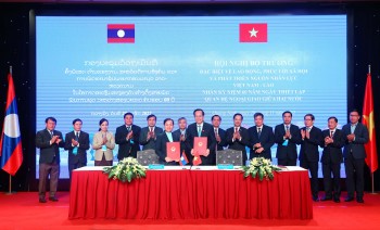 Việt Nam - Lào ký kết thỏa thuận hợp tác về phát triển nguồn nhân lực