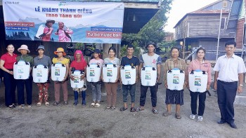 Tổ chức ASIF bàn giao giếng khoan và tặng gùi chứa nước cho bào dân tộc thiểu số tại huyện Ia Pa (tỉnh Gia Lai)