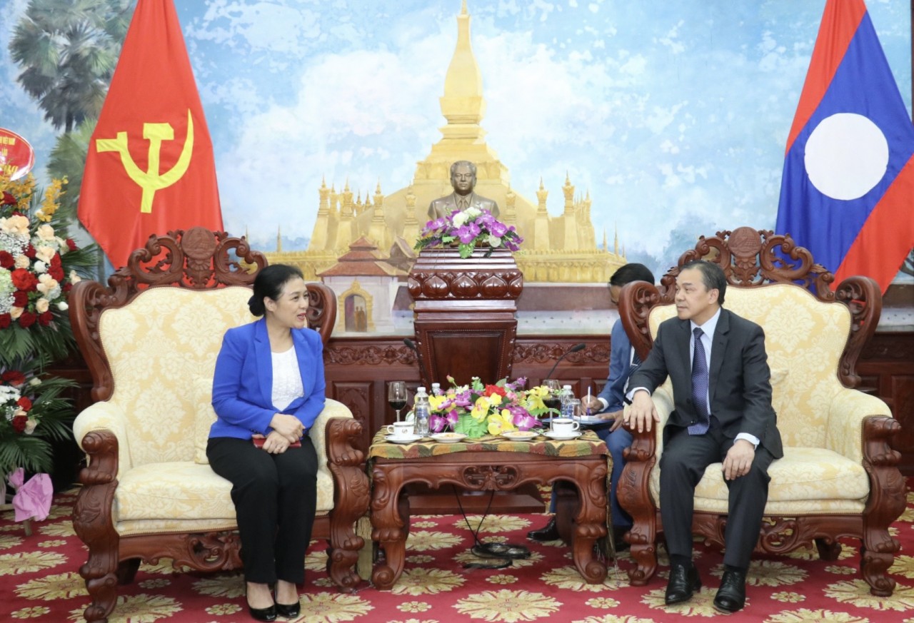 Đại sứ Nguyễn Phương Nga - Chủ tịch Liên hiệp các tổ chức hữu nghị Việt Nam (VUFO) đã đến chúc mừng Đại sứ đặc mệnh toàn quyền CHDCND Lào tại Việt Nam Sengphet Houngboungnuang