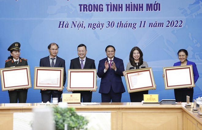 Thủ tướng Phạm Minh Chính trao bằng khen cho các tập thể có thành tích xuất sắc trong triển khai công tác ngoại giao vaccine (Ảnh: Dương Giang/TTXVN).