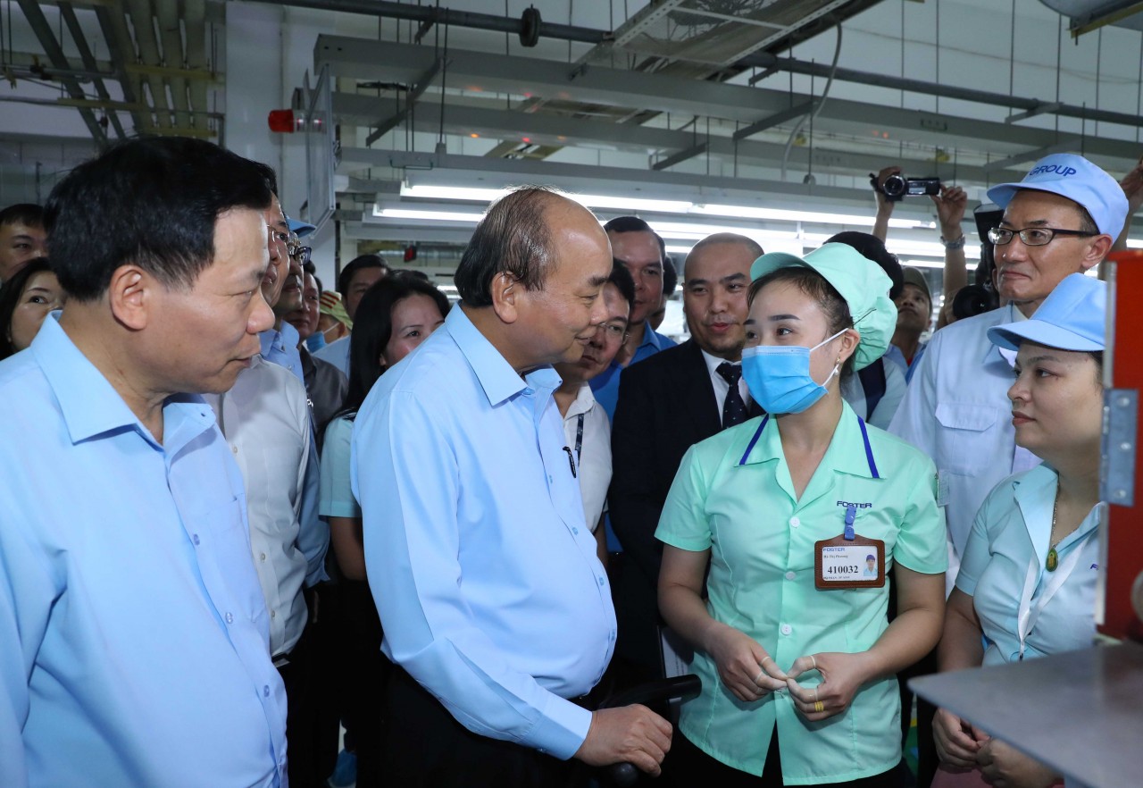 Thủ tướng hỏi thăm tình hình sản xuất và đời sống của công nhân Công ty Foster (Bắc Ninh), ngày 31/5/2020 (Ảnh: VGP).