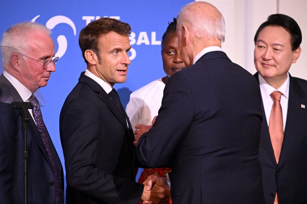Tổng thống Pháp Macron (thứ 2 bên trái) trong một cuộc gặp với Tổng thống Mỹ Biden (Ảnh: AFP).