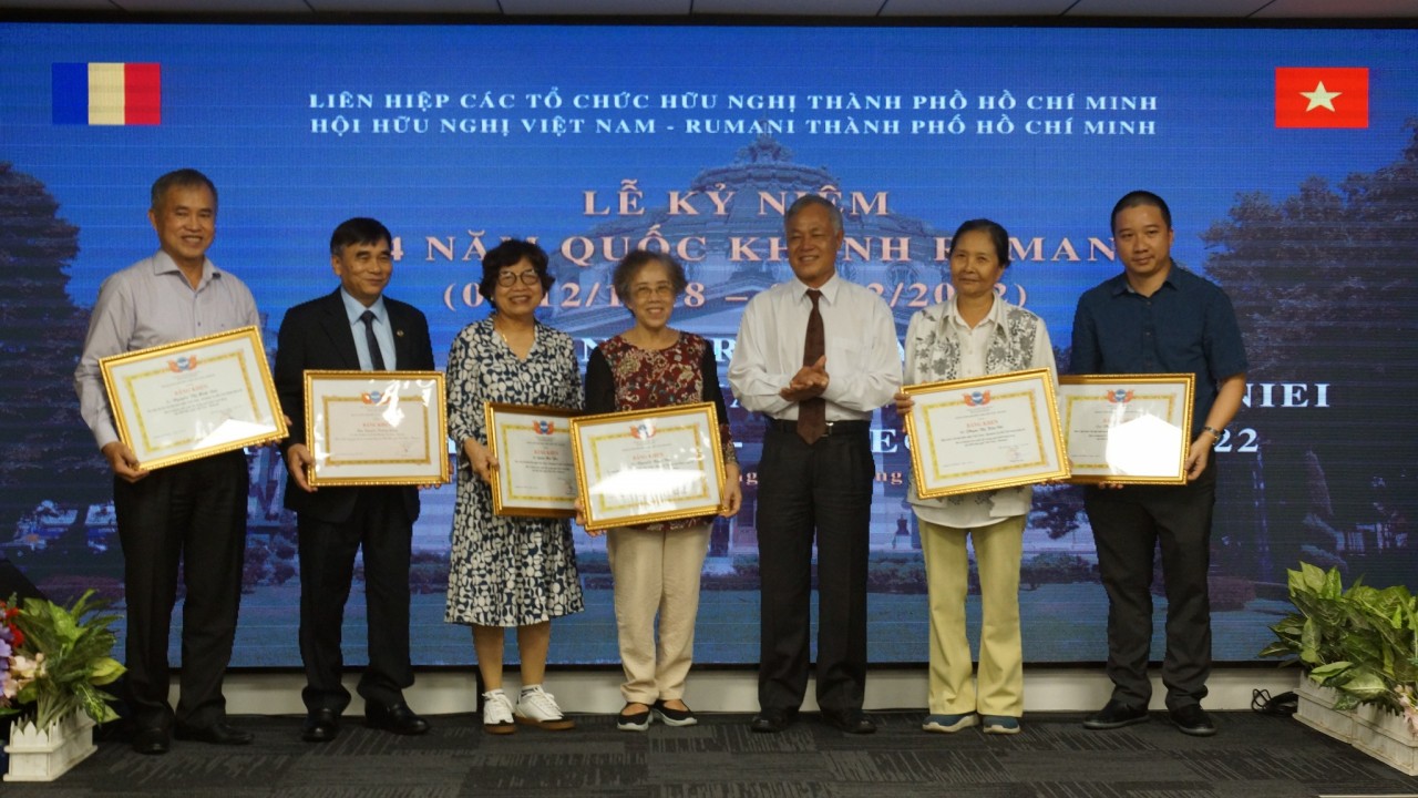 Khen thưởng những cá nhân hội viên có nhiều đóng góp cho công tác phát triển hoạt động Hội Hữu nghị Việt Nam – Rumani thời gian qua (Ảnh: HUFO).