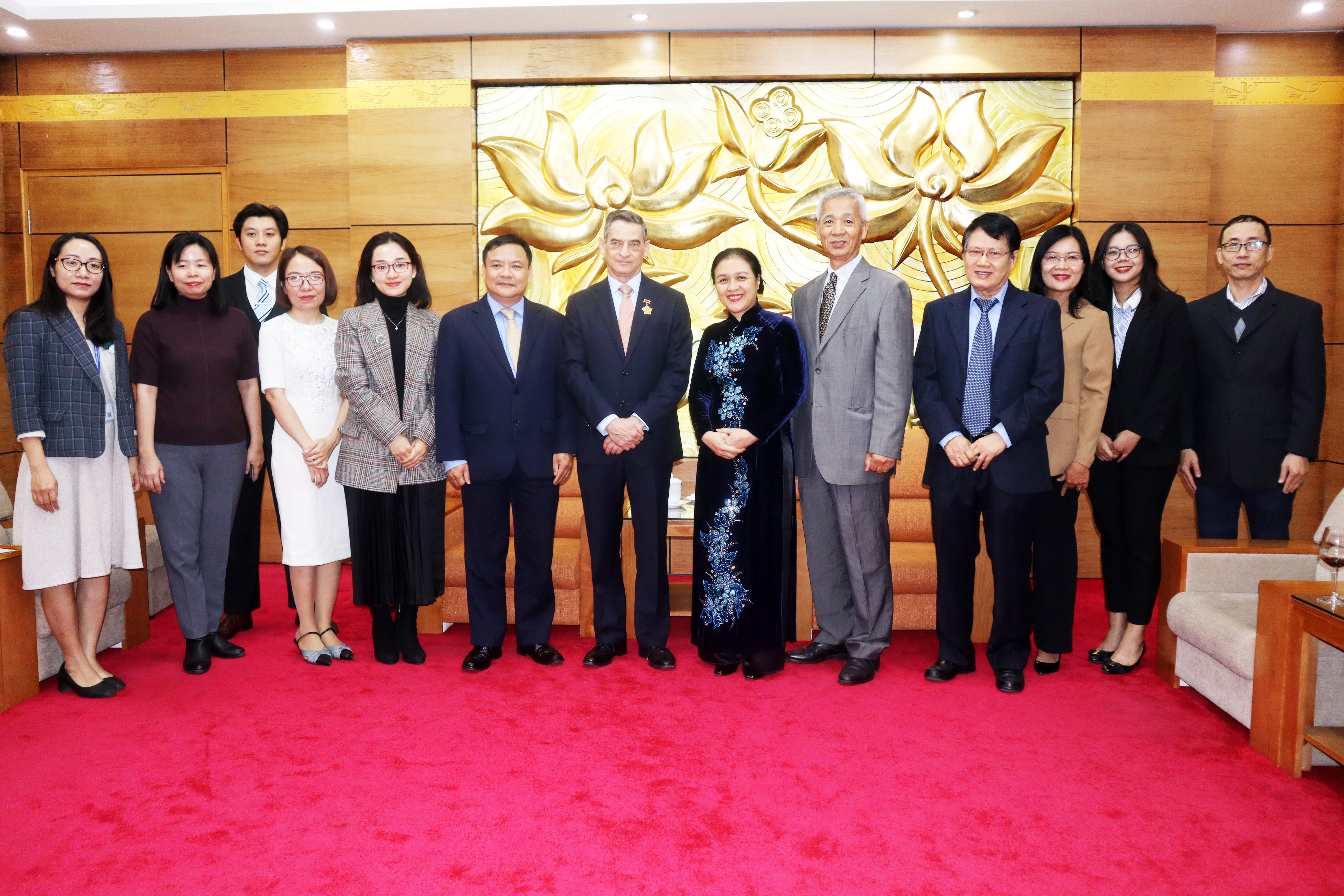 Chủ tịch Nguyễn Phương Nga, Đại sứ Patricio Becker chụp ảnh cùng các khách mời (Ảnh: Thành Luân).