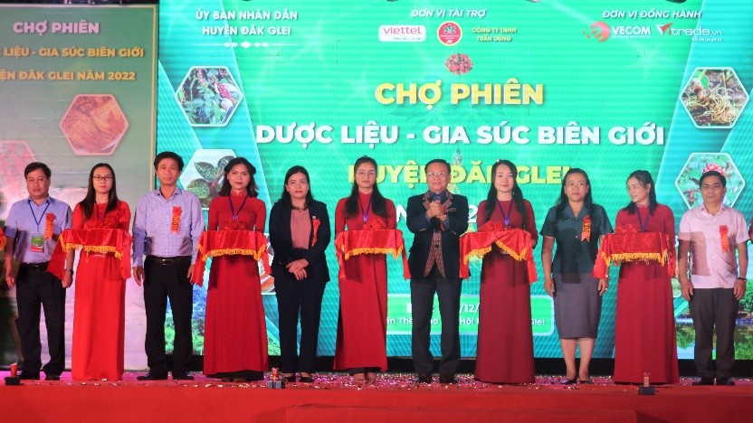 Tăng cường xúc tiến thương mại, mở rộng thị trường qua Chợ phiên Dược liệu - Gia súc biên giới tại Đăk Glei (Kon Tum)