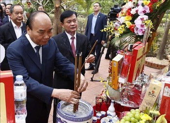 Chủ tịch nước dâng hương tưởng niệm nữ sĩ Hồ Xuân Hương, các Anh hùng liệt sĩ tại Nghệ An