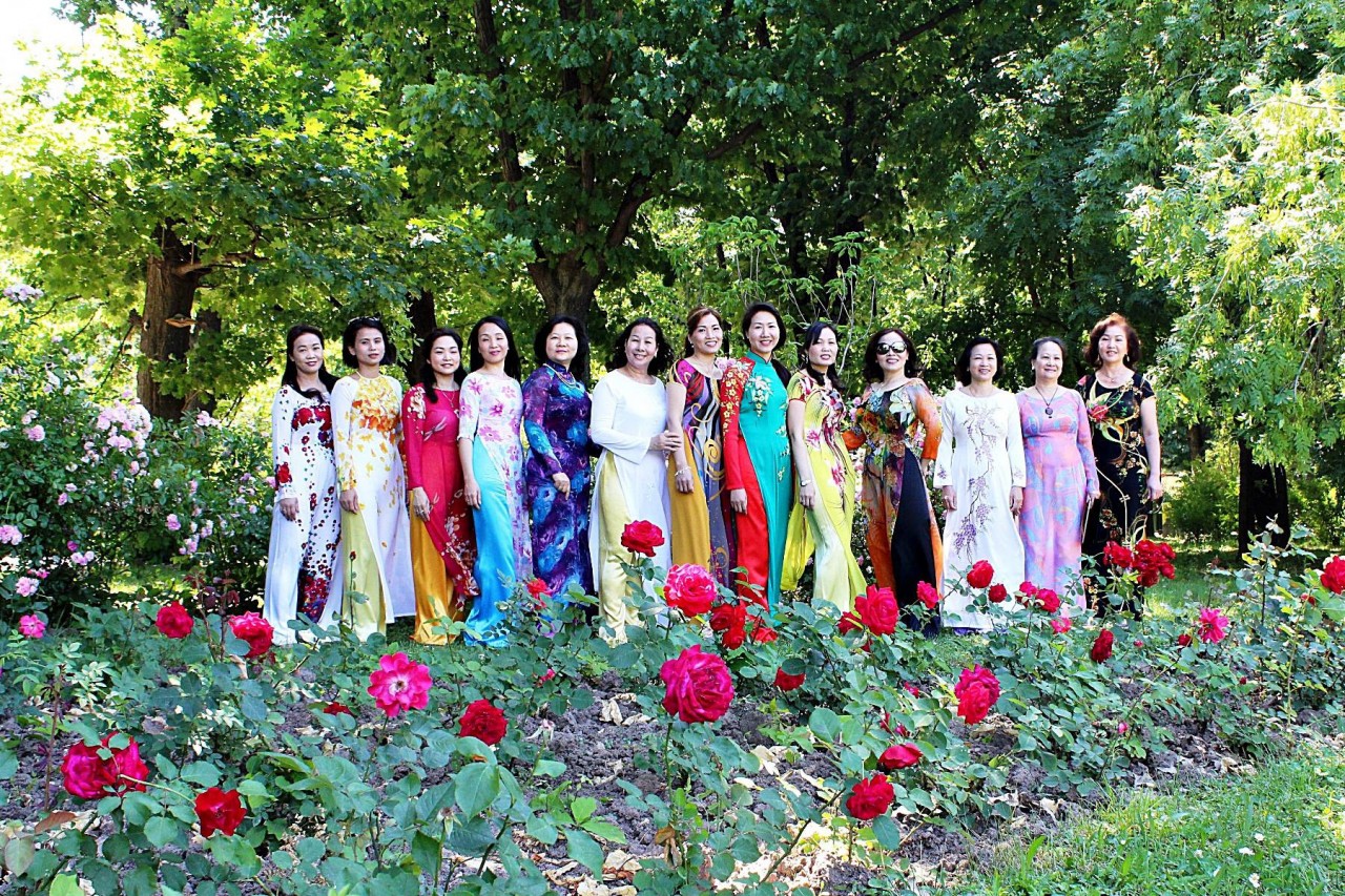 Câu lạc bộ phụ nữ Việt Nam tại Romani được thành lập và có nhiều hoạt động hàng tháng.