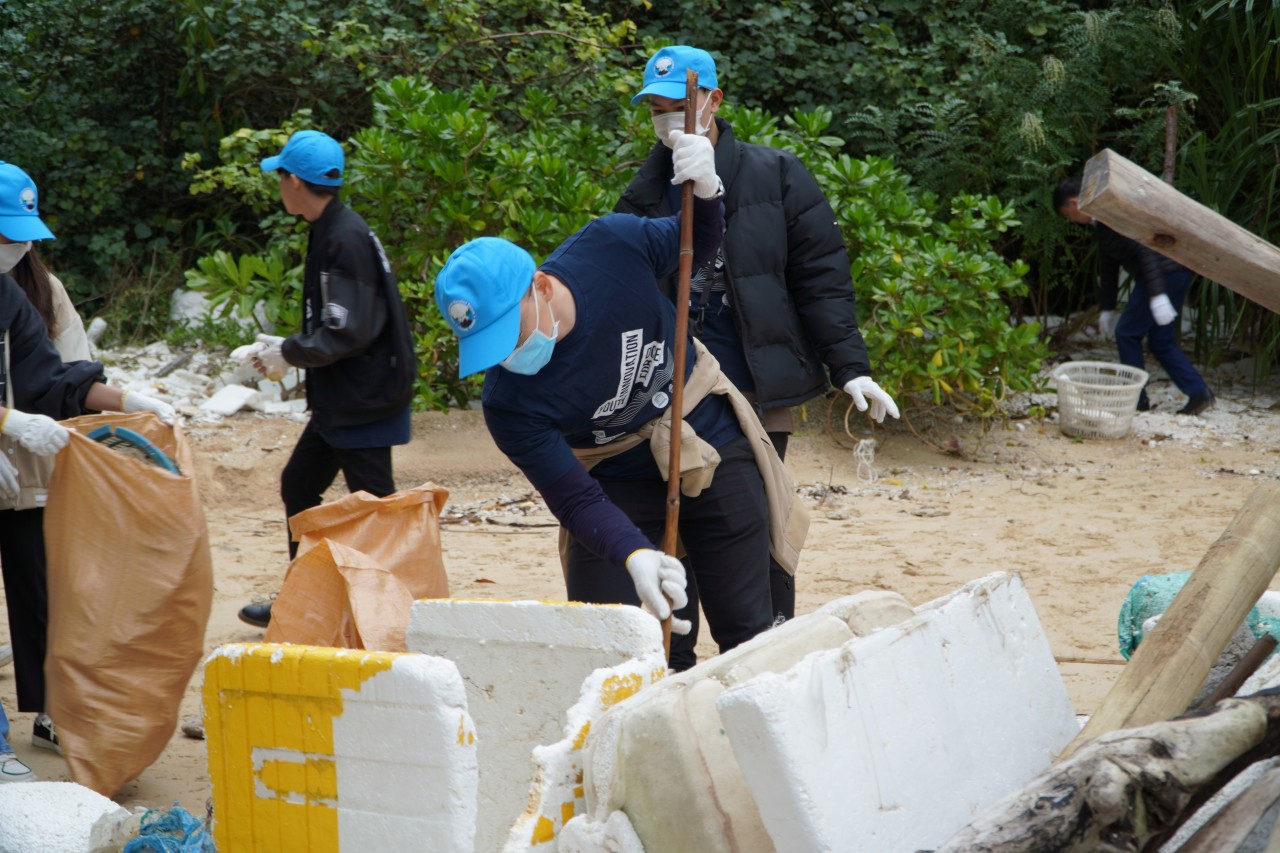 400 đại biểu thu gom rác thải tại Khu dự trữ sinh quyển quần đảo Cát Bà
