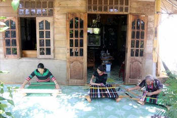 Gia đình 3 thế hệ giữ gìn nghề dệt thổ cẩm của người Mạ