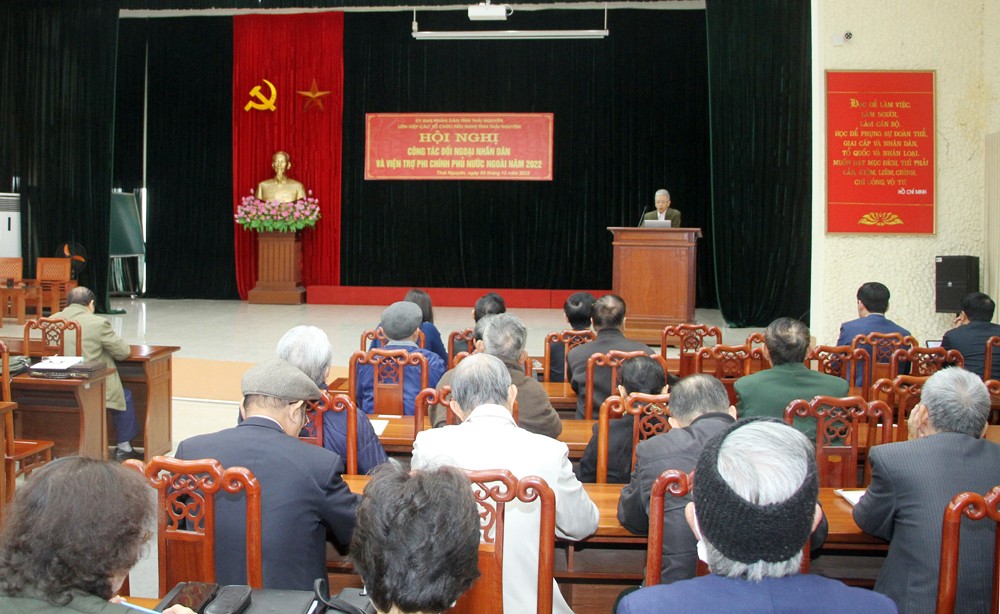 Đồng chí Bùi Thế Giang, Phó Chủ tịch Thường trực Hội Việt - Mỹ trao đổi tại Hội nghị (Ảnh: Báo Thái Nguyên)