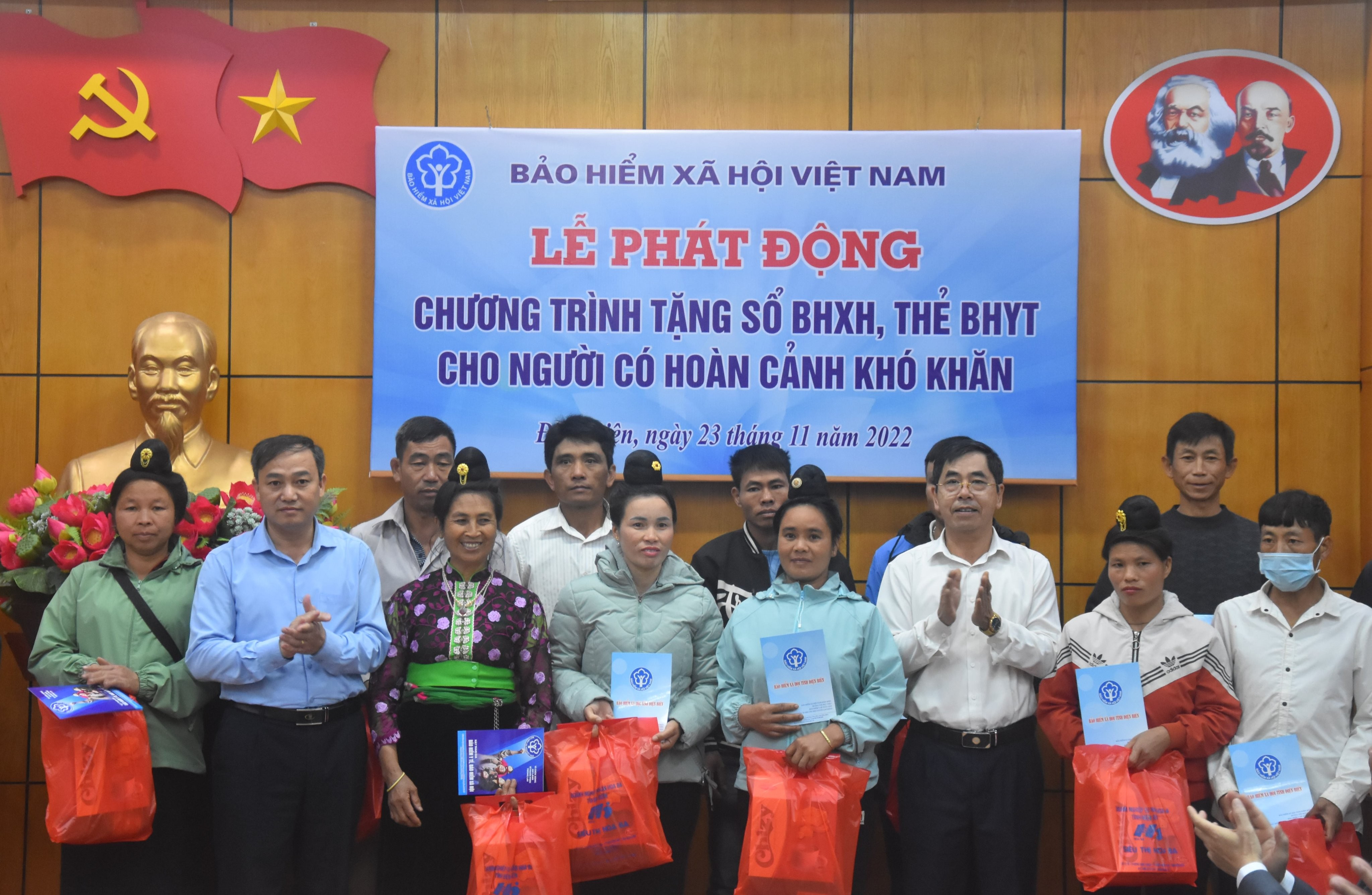 Trao tặng sổ BHXH, thẻ BHYT cho người dân có hoàn cảnh khó khăn tại tỉnh Điện Biên (Ảnh: BHXH tỉnh Điện Biên).