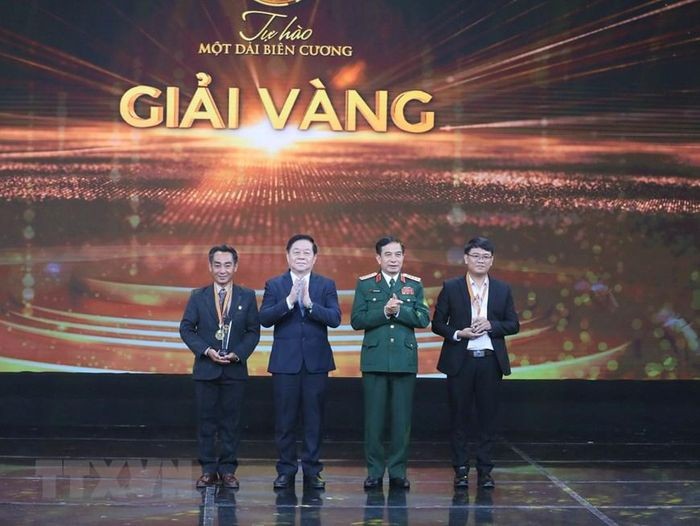 Đại tướng Phan Văn Giang, ông Nguyễn Trọng Nghĩa trao giải Nhất cho các tác giả. (Ảnh: Phương Hoa/TTXVN)