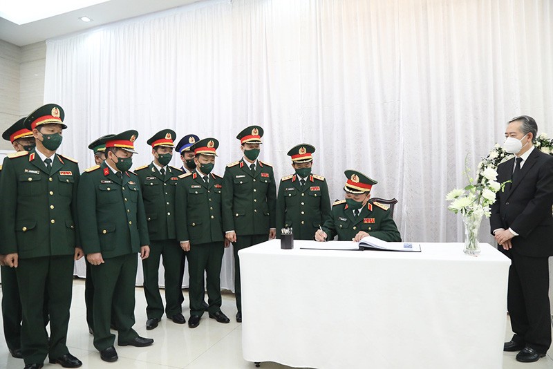 Thượng tướng Hoàng Xuân Chiến ghi sổ tang chia buồn tại Đại sứ quán Trung Quốc tại Việt Nam.