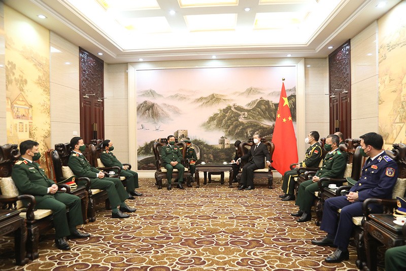 Thượng tướng Hoàng Xuân Chiến trao đổi với Đại sứ Hùng Ba.