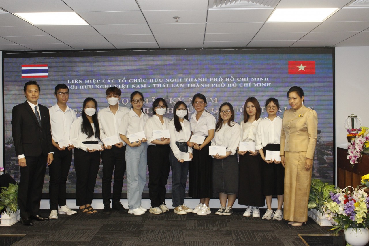 trao cho các em sinh viên khoa tiếng Thái, trường Đại học Khoa học Xã hội và Nhân Văn – Đại học Quốc gia Thành phố Hồ Chí Minh. (Ảnh: HUFO)