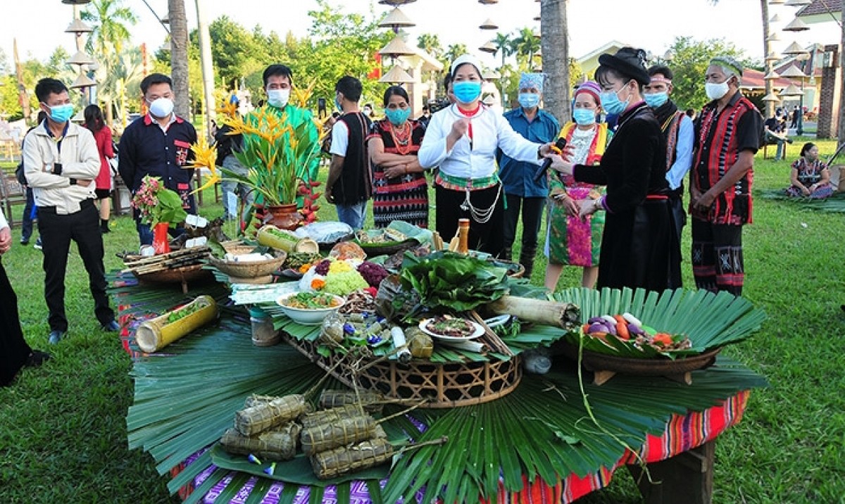Du khách sẽ được thưởng thức món ngon vùng miền tại Làng Văn hóa.