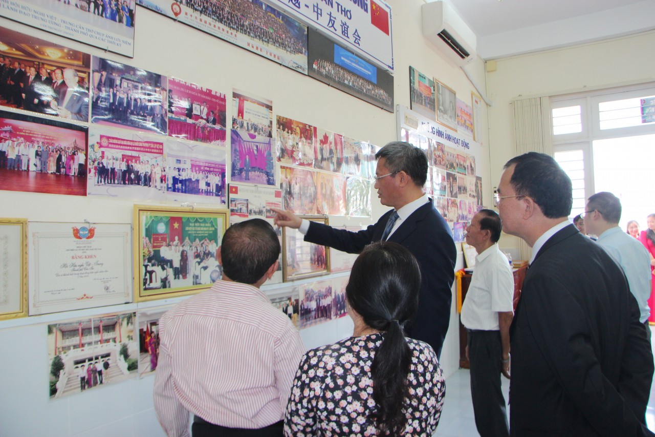 Tổng Lãnh sự Cộng hòa Nhân dân Trung Hoa tại TP. Hồ Chí Minh thăm, làm việc tại Trường Phổ thông Việt - Hoa Cần Thơ