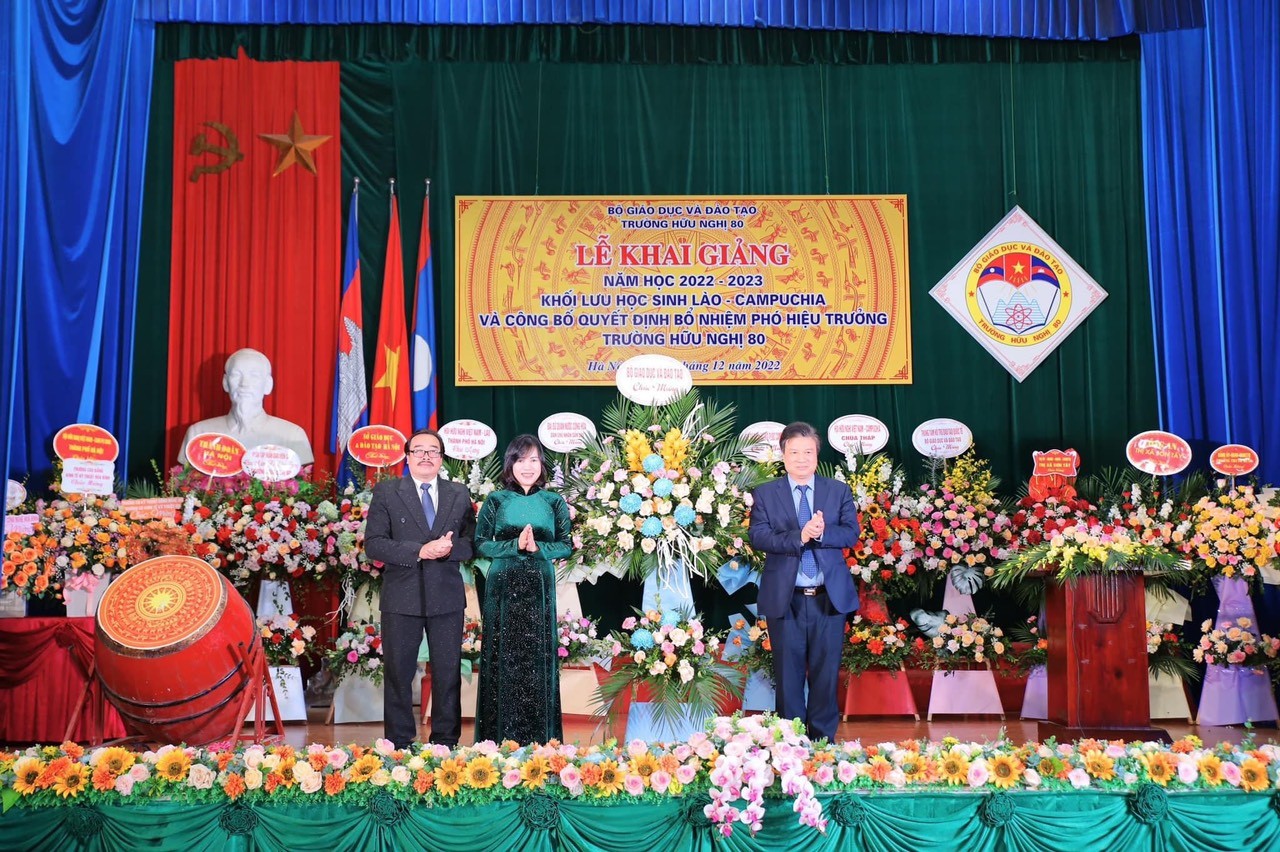 Thứ trưởng Nguyễn Hữu Độ tặng hoa chúc mừng tập thể nhà trường nhân dịp năm học mới 2022-2023