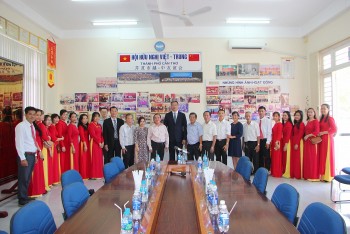 Tổng Lãnh sự Cộng hòa Nhân dân Trung Hoa tại TP. Hồ Chí Minh thăm, làm việc tại Trường Phổ thông Việt - Hoa Cần Thơ