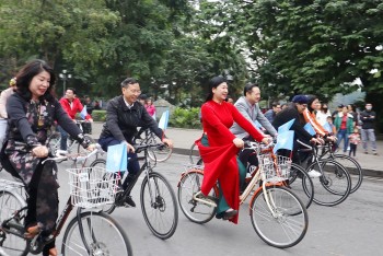 Gần 300 đại biểu Việt Nam và quốc tế tham gia đạp xe hữu nghị vì Hà Nội xanh