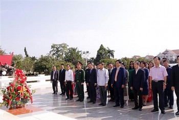 Người Việt ở Lào tưởng niệm ngày sinh chủ tịch Lào Kaysone Phomvihane Người Việt ở Lào tưởng niệm ngày sinh chủ tịch Lào Kaysone Phomvihane