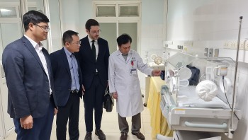 dai su quan ba lan vien tro may moc thiet bi y te cho tinh nghe an