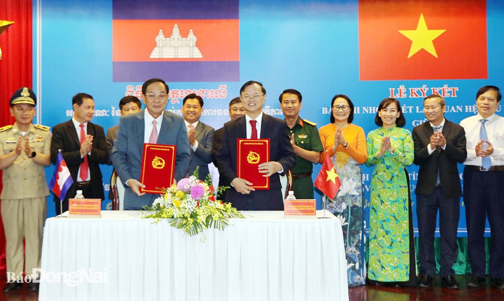 Chủ tịch UBND tỉnh Cao Tiến Dũng và Tỉnh trưởng tỉnh Kampong Thom Nguon Rattanak thực hiện ký kết Bản ghi nhớ thiết lập quan hệ hợp tác giữa hai địa phương (Ảnh: Báo Đồng Nai).