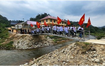 Bàn giao cầu vượt lũ cho đồng bào xã đặc biệt khó khăn ở huyện miền núi Quế Phong (Nghệ An)