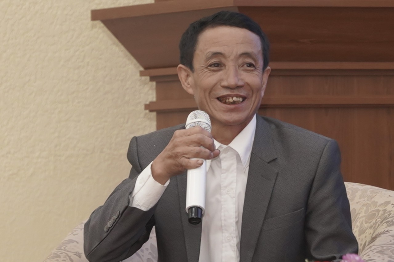 Ông Trần Văn Thắng, con trai cụ Trần Văn Túc (91 tuổi, trú tại xã Đào Xá, huyện Thanh Thủy, Phú Thọ) chia sẻ giao lưu tại buổi trao giải. 