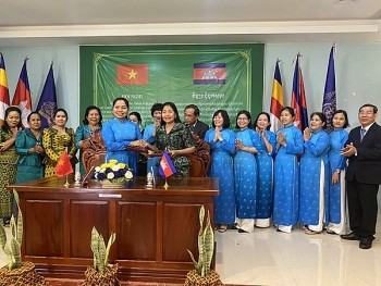 Phụ nữ tỉnh Gia Lai và hai tỉnh Rattanakiri, Stung Treng (Campuchia) chung tay vun đắp tình đoàn kết, hữu nghị Phụ nữ tỉnh Gia Lai và hai tỉnh Rattanakiri, Stung Treng (Campuchia) chung tay vun đắp tình đoàn kết, hữu nghị