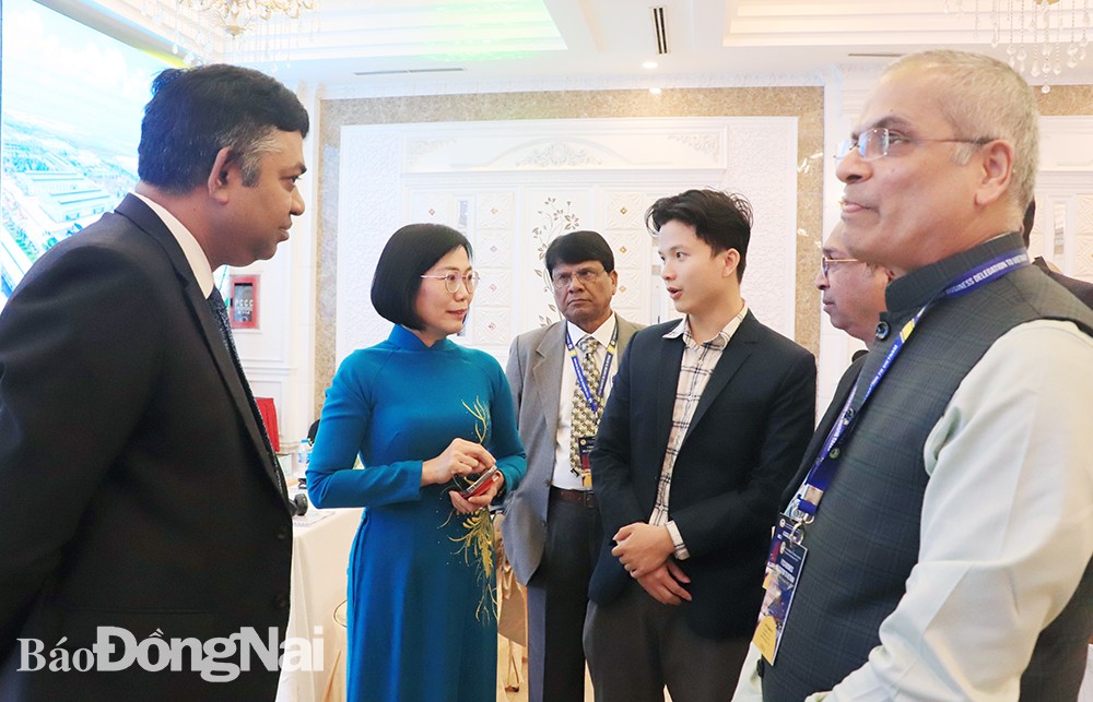 Phó chủ tịch UBND tỉnh Nguyễn Thị Hoàng trao đổi với doanh nghiệp Ấn Độ về môi trường đầu tư của Đồng Nai (Ảnh: Báo Đồng Nai).