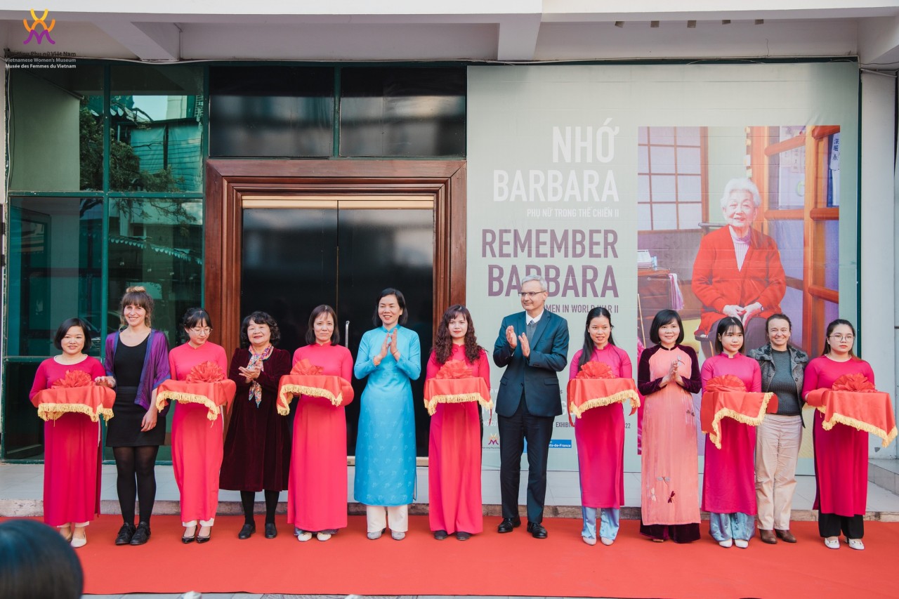 Đại sứ Pháp tại Việt Nam Nicolas Warnery, đại diện lãnh đạo Hội Liên hiệp Phụ nữ Việt Nam, Bảo tàng Phụ nữ Việt Nam và các khách mời cắt băng khai mạc triển lãm của nhiếp ảnh gia Pháp (Ảnh: Bảo tàng Phụ nữ Việt Nam).