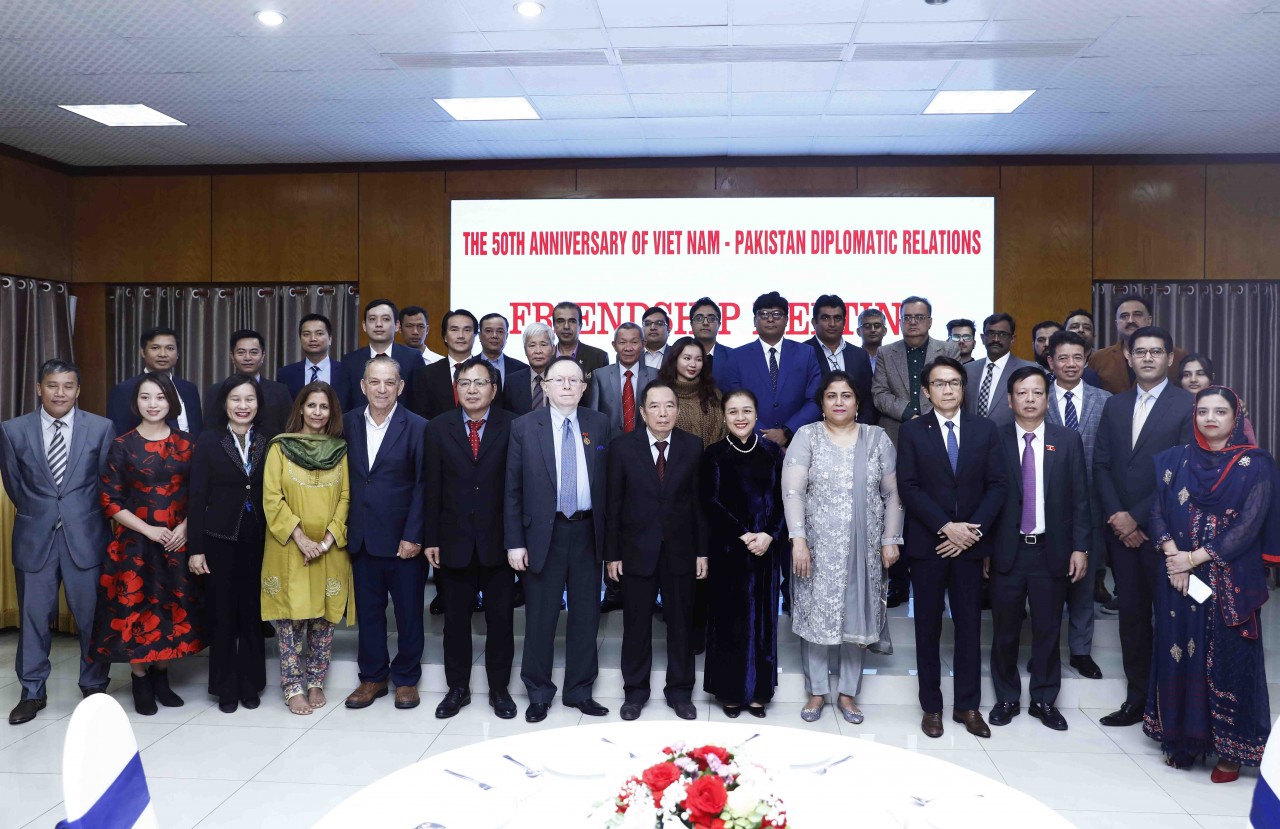 Các đại biểu tham dự Chương trình Gặp gỡ hữu nghị nhân dịp kỷ niệm 50 năm ngày thiết lập quan hệ ngoại giao Việt Nam – Pakistan.