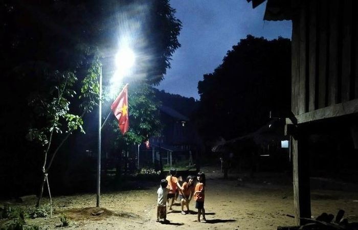 Nhờ có điện chiếu sáng công cộng, trẻ em khu vực vùng sâu Quảng Bình có nơi vui chơi vào ban đêm. (Ảnh: Nhân dân)