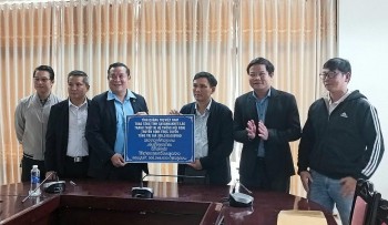 Quảng Trị trao tặng thiết bị phục vụ hội nghị truyền hình trực tuyến cho tỉnh Savannakhet (Lào)