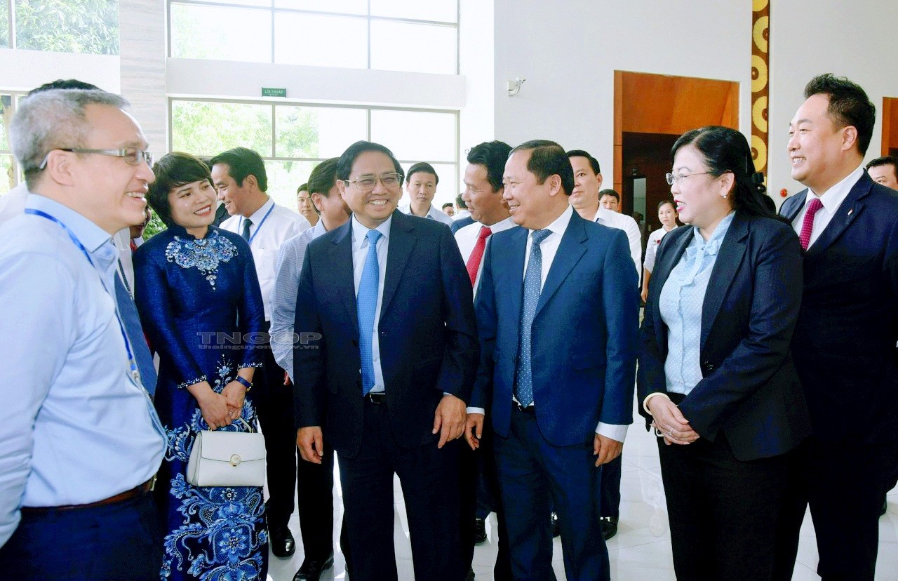 Thủ tướng Chính phủ Phạm Minh Chính trao đổi với lãnh đạo tỉnh Thái Nguyên và các đại biểu bên lề Hội nghị triển khai Chương trình hành động thực hiện Nghị quyết số 11 Bộ Chính trị tại Thái Nguyên.