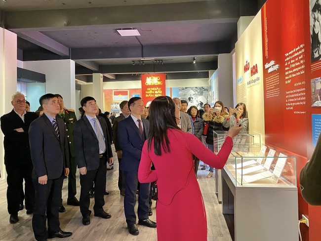Máu và Hoa - Hà Nội 12 ngày đêm