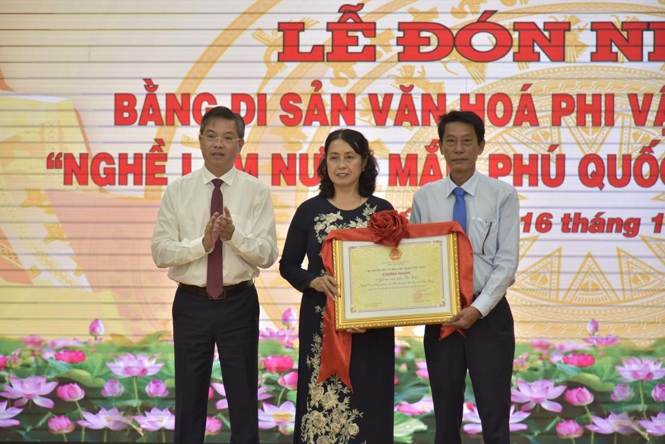 Ông Nguyễn Lưu Trung, Phó chủ tịch UBND tỉnh Kiên Giang đại diện trao Bằng Di sản văn hoá phi vật thể quốc gia đối với nghề làm nước mắm Phú Quốc cho Hội nước nắm Phú Quốc.