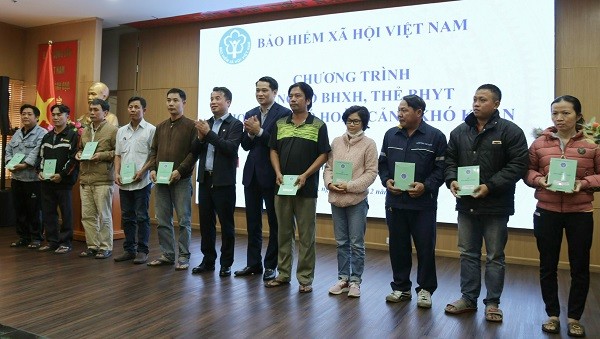Trao tặng sổ BHXH, thẻ BHYT cho người có hoàn cảnh khó khăn tại TP.Đà Nẵng (Ảnh: BHXH Việt Nam).