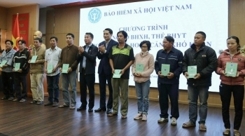 Trao tặng sổ BHXH, thẻ BHYT cho người dân khó khăn tại Đà Nẵng và Quảng Nam