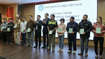 Trao tặng sổ BHXH, thẻ BHYT cho người dân khó khăn tại Đà Nẵng và Quảng Nam