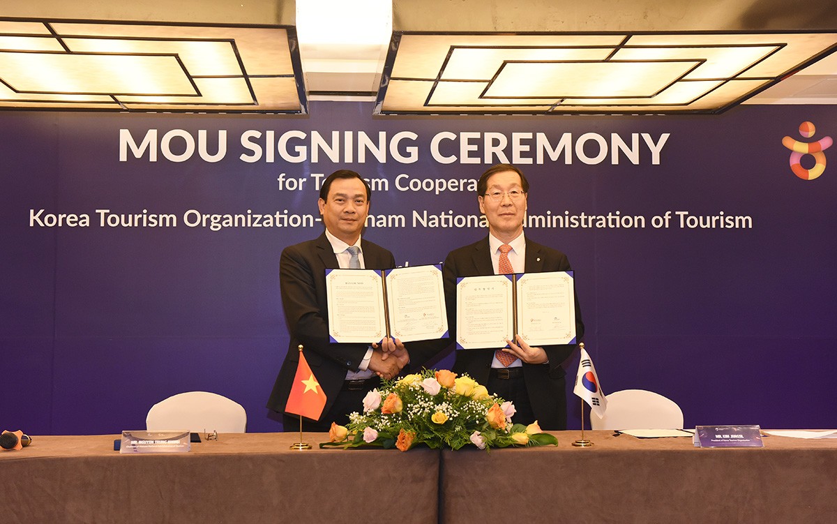Tổng cục trưởng Tổng cục Du lịch Việt Nam và Hàn Quốc hoàn thành ký kết Bản ghi nhớ. (Ảnh: TITC)