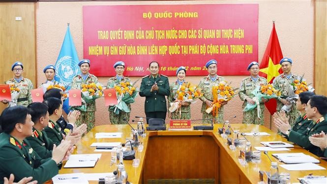 Trao quyết định cho bốn sỹ quan đi làm nhiệm vụ tại Trung Phi | Chính trị | Vietnam+ (VietnamPlus)