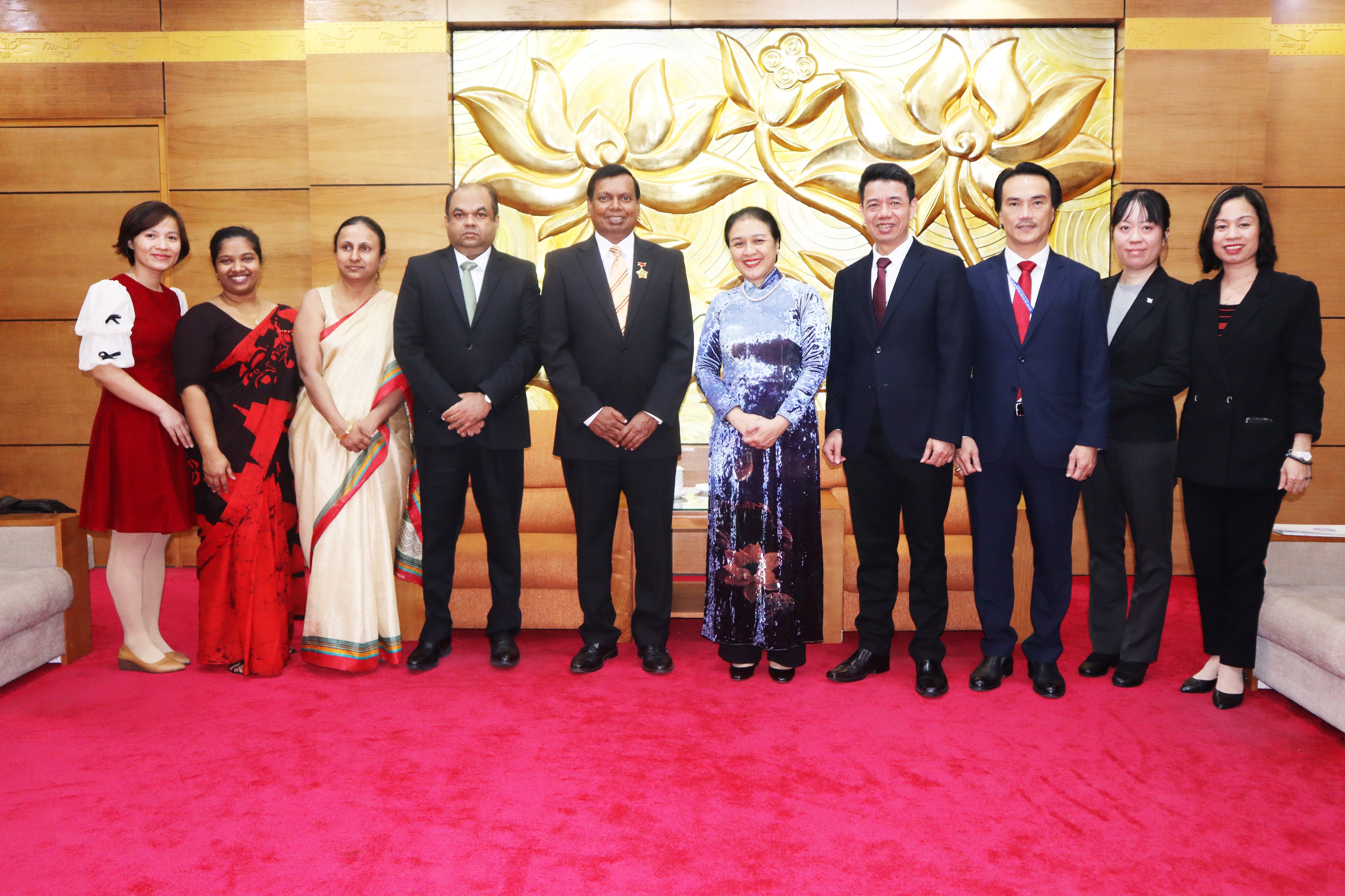 Chủ tịch Nguyễn Phương Nga và Đại sứ Prasanna Gamage chụp ảnh lưu niệm cùng các đại biểu tham dự lễ trao tặng Kỷ niệm chương (Ảnh: Thành Luân).