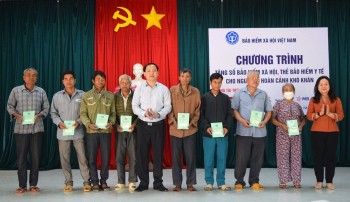 trao tang so bhxh va the bhyt cho cac doi tuong co hoan canh kho khan o xa bien gioi tinh kon tum