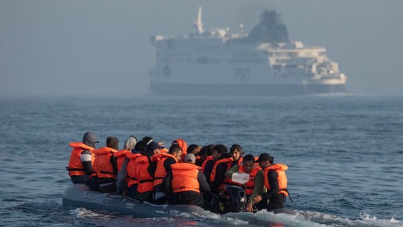 Giải cứu trên 160 người di cư đang tìm cách vượt Eo biển Manche đến Anh