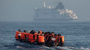 Giải cứu trên 160 người di cư đang tìm cách vượt Eo biển Manche đến Anh