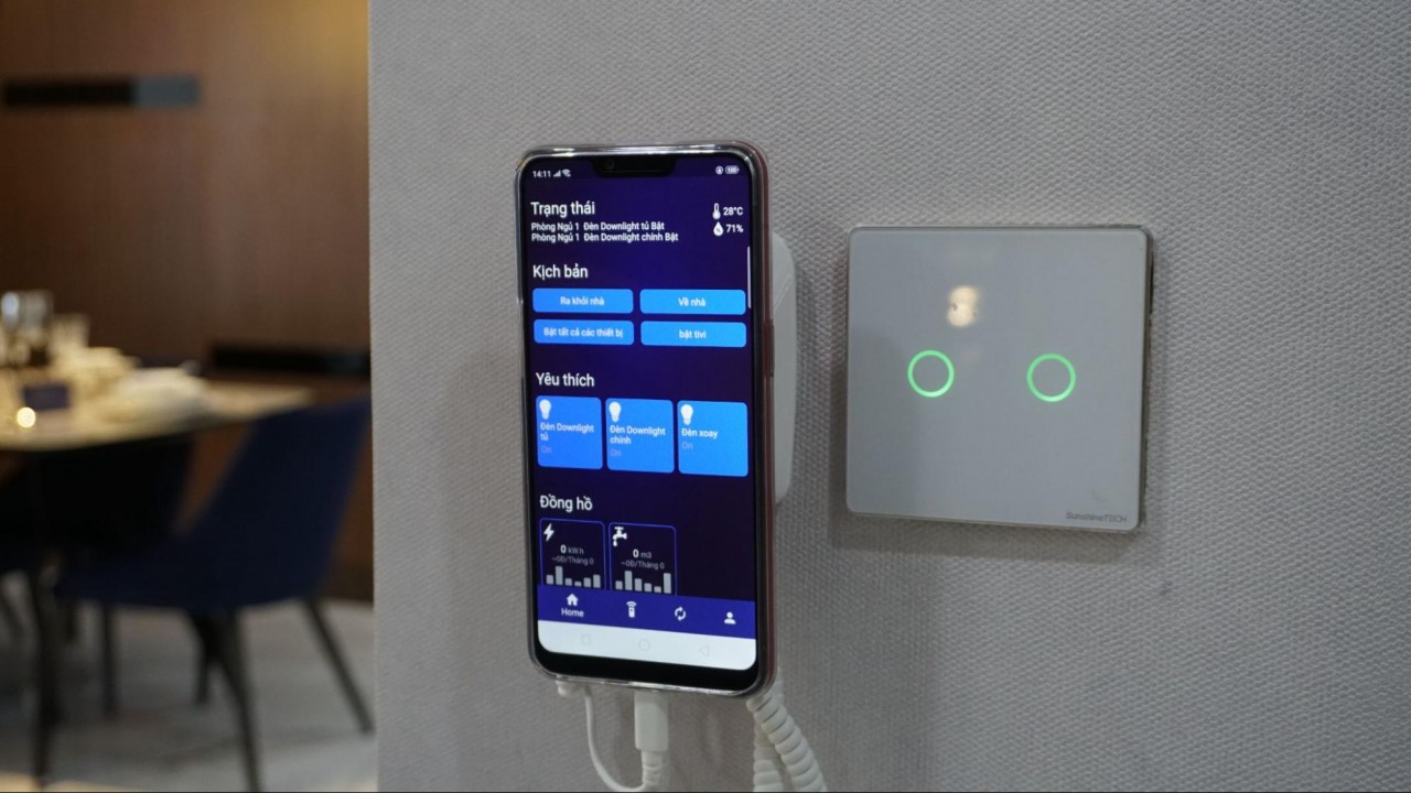 Hệ thống công tắc thông minh được sử dụng công nghệ cảm ứng điện dung, đồng thời kết nối đồng bộ đến máy chủ và app điện thoại, giúp điều khiển bật/tắt đèn chỉ bằng 1 nút chạm