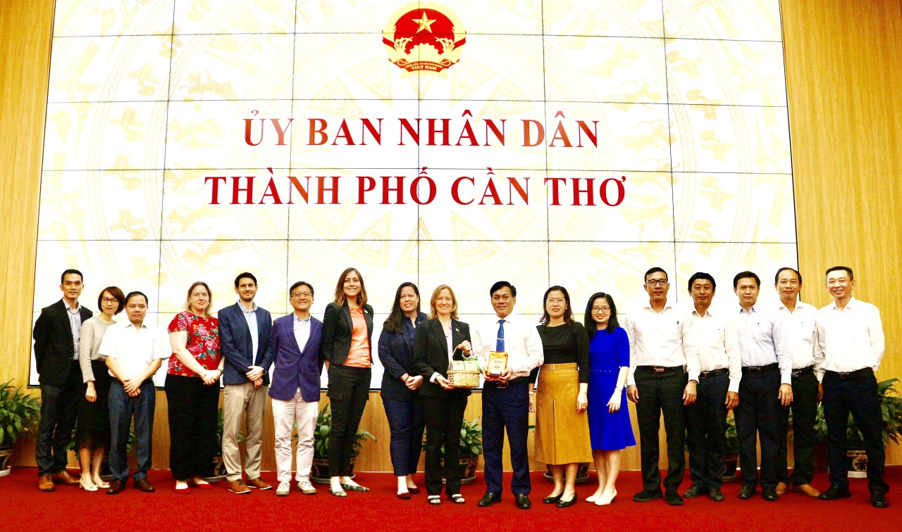 Giám đốc USAID tại Việt Nam đến Cần Thơ tìm hiểu hoạt động ứng phó biến đổi khí hậu, bảo vệ môi trường